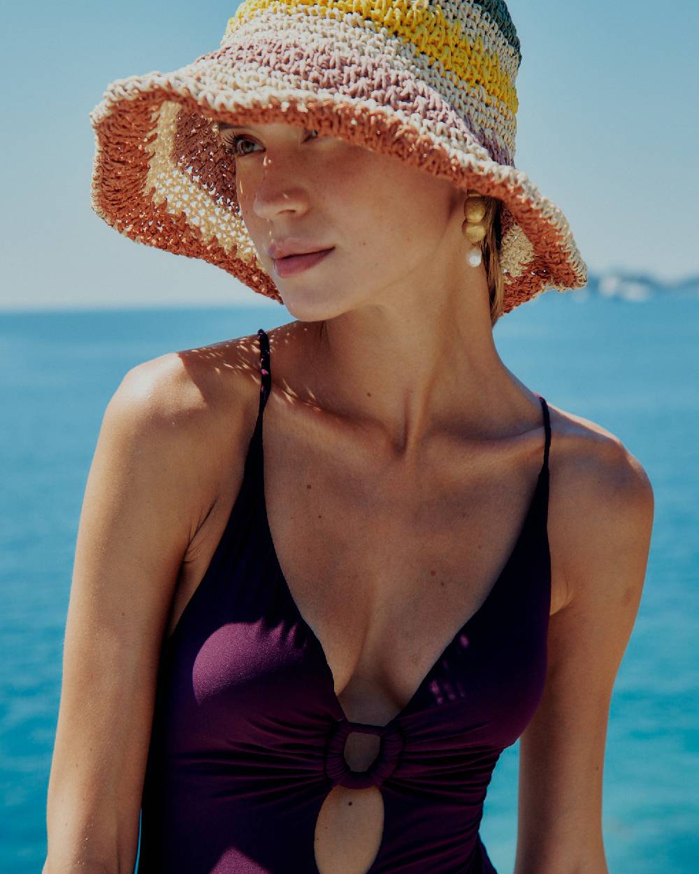 Olivia Gold Intero con scollatura e accessorio centrale Moda